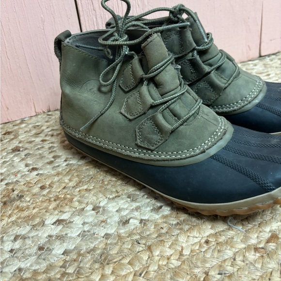 Sorel Out n About Snow Boot Size 8 - Picture 1 of 5
